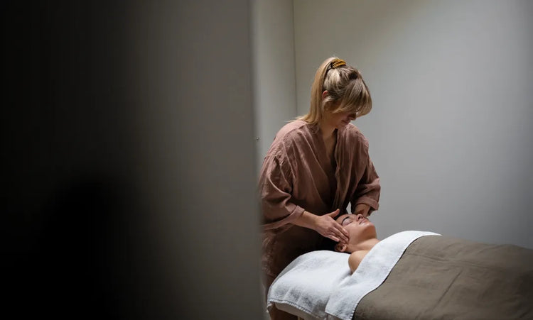 L'École Soin de Soi à Bordeaux forme des femmes et des hommes d’horizons divers aux métiers de la beauté et du bien-être dans un espace à taille humiaine.
